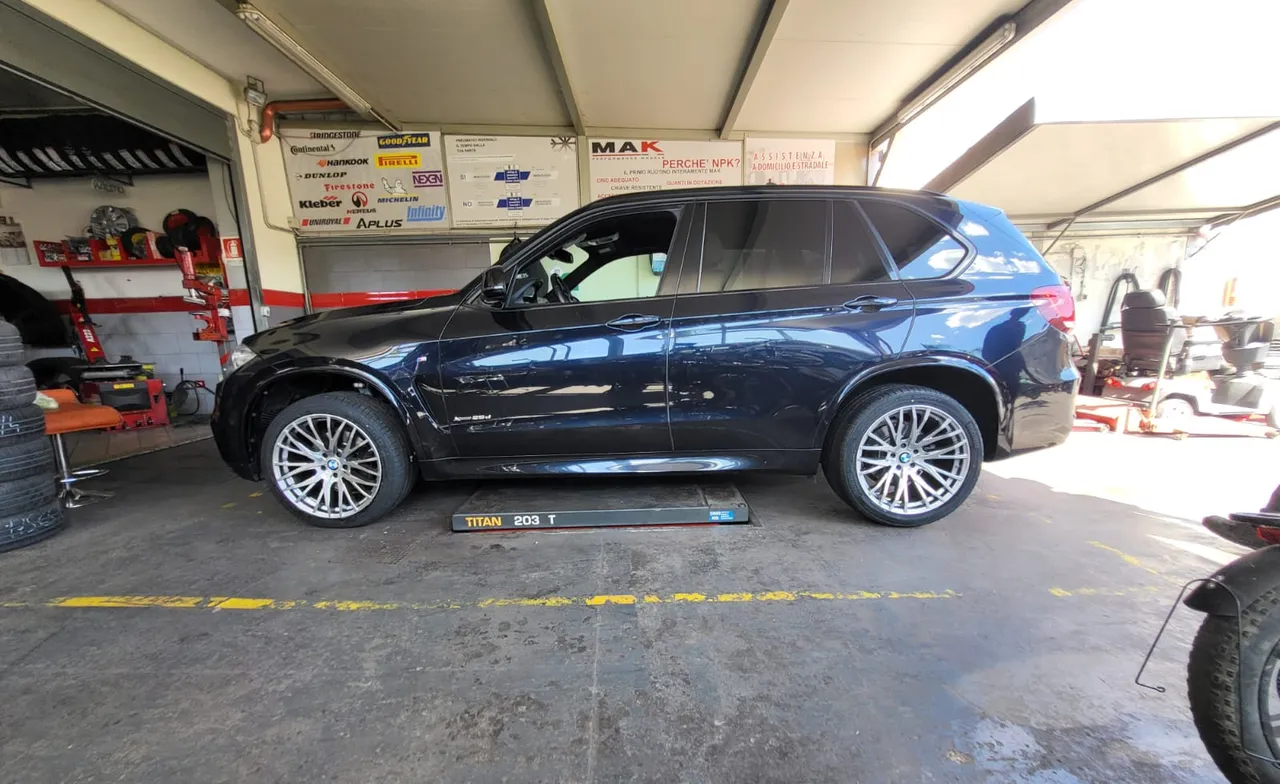 Cambio gomme completo su SUV: dal vecchio treno al nuovo montato ed equilibrato.