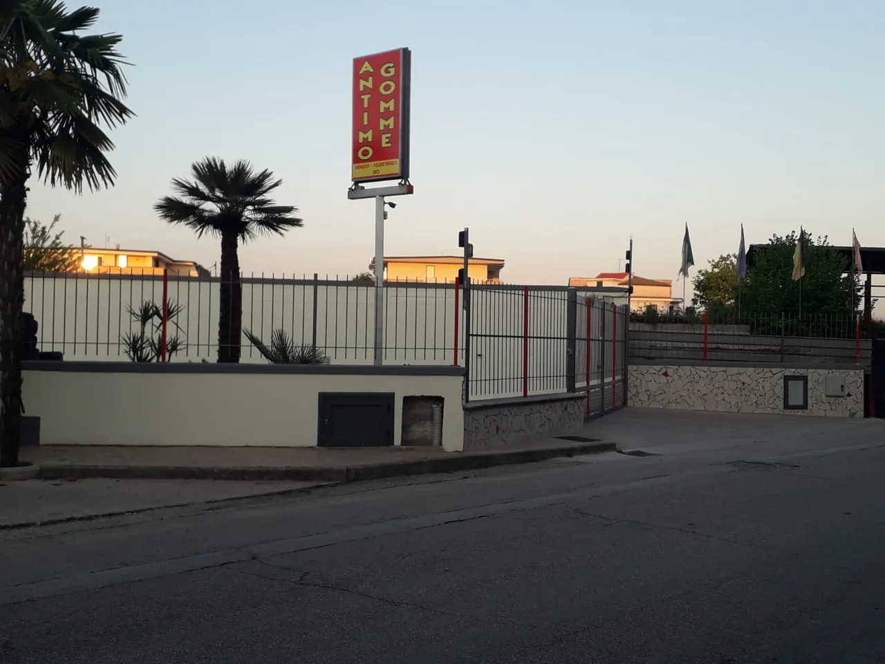 Ingresso dell'officina Antimo Gomme