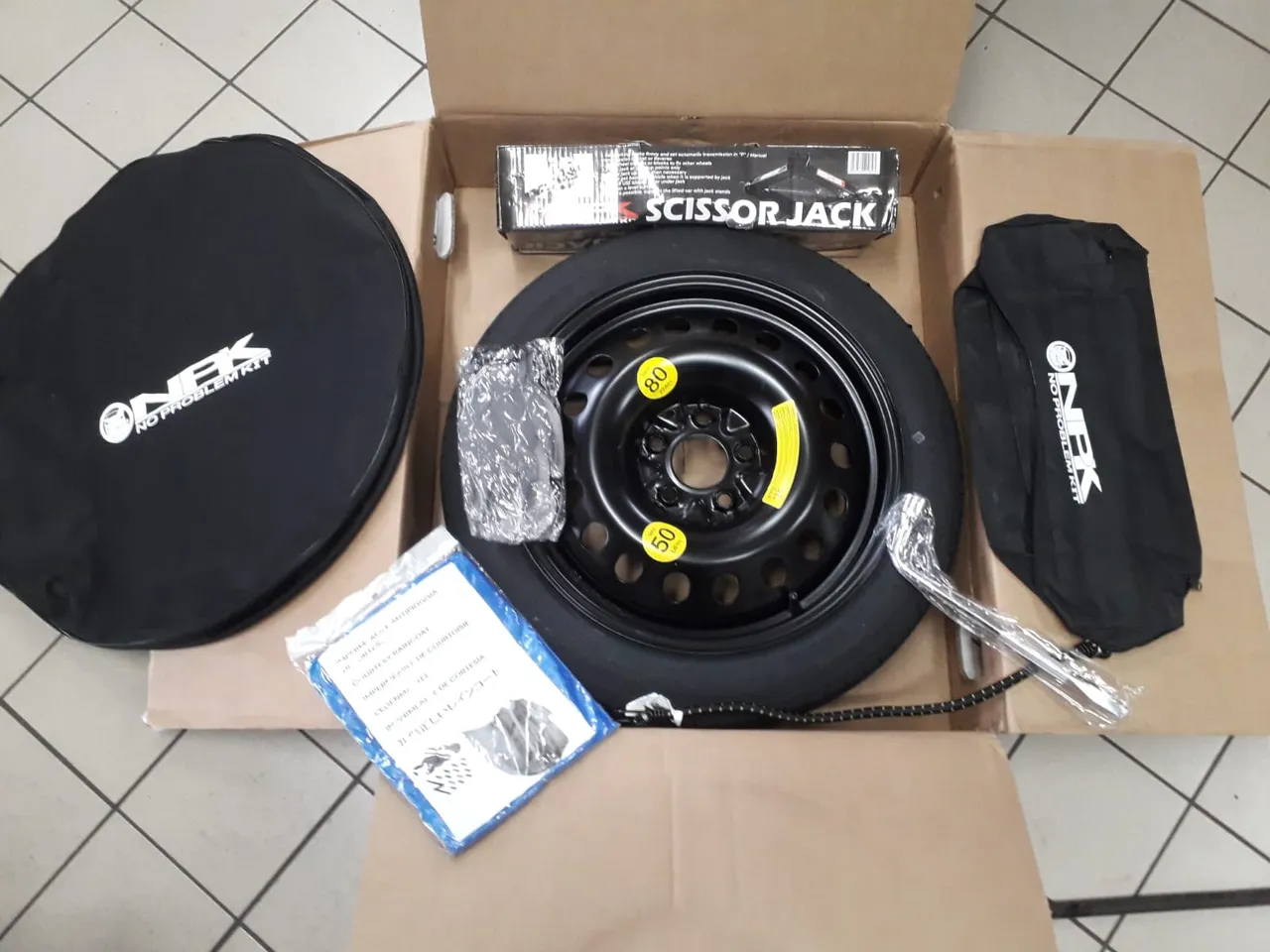 Kit ruotino di scorta NPK completo: ruota salva-spazio e accessori ordinati nelle loro sacche, scelti sulla configurazione dell'auto.