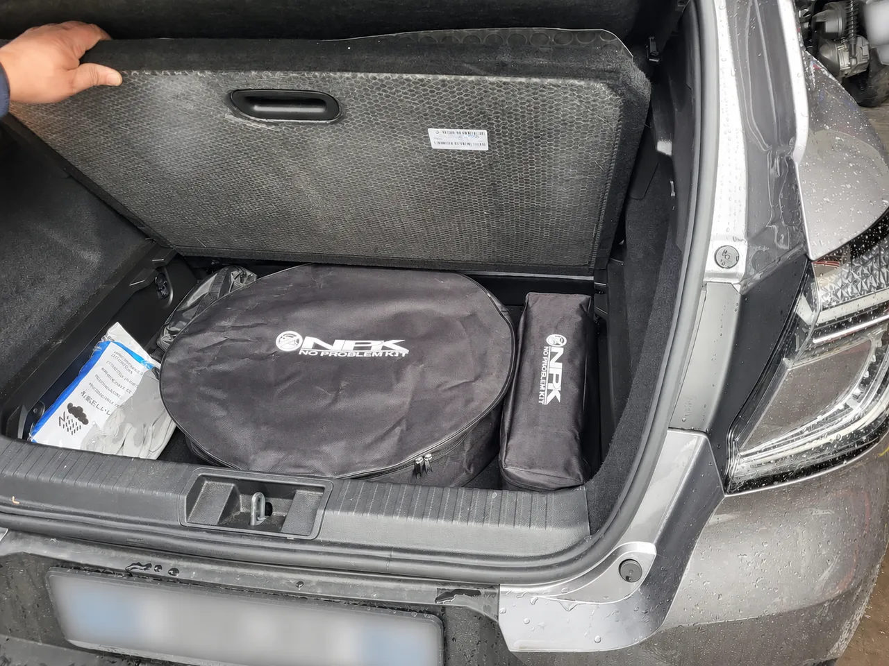 Kit NPK sistemato nel bagagliaio: ruotino e accessori restano raccolti e pronti quando servono.
